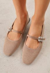 Ciemnobeżowe Balerinki z Imitacji Zamszu z Paskiem z Biżuteryjną Klamerką Elintora. Brązowe balerinki damskie Born2be, bez wzorów, z jeansu, biznesowe, bez obcasa, bez zapięcia. Za 69.99 zł.