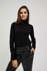 Sweter z golfem czarny. Czarne swetry nierozpinane damskie MOODO, m, bez wzorów, z poliamidu, bez kołnierzyka, bez ramiączek. W wyprzedaży za 49.99 zł.