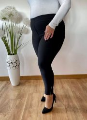 Czarne spodnie chinosy Nina z zamkami 7/8 PLUS SIZE XXL. Czarne spodnie materiałowe damskie Nasi partnerzy, bez wzorów, z elastanu, biznesowe, plus size, krótkie. Za 159.90 zł.
