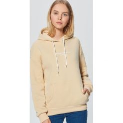 Bluza z napisem - Beżowy. Brązowe bluzy damskie Cropp, l, bez wzorów, bez ramiączek, bez kaptura. Za 79.99 zł.