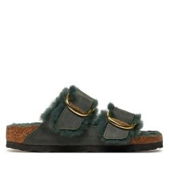 Klapki Birkenstock. Zielone klapki damskie Birkenstock, bez wzorów, bez obcasa, bez zapięcia. Za 579.99 zł.