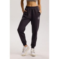 Damskie spodnie dresowe Rough Radical Cotton Active Joggers. Brązowe spodnie dresowe damskie ROUGH RADICAL, bez wzorów, z dresówki, sportowe, na fitness i siłownię. W wyprzedaży za 144.42 zł.