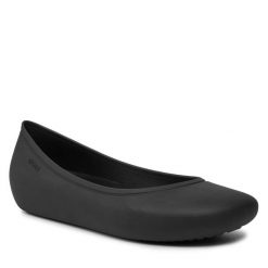 Baleriny Crocs. Czarne balerinki damskie Crocs, bez wzorów, bez obcasa, bez zapięcia. Za 149.99 zł.