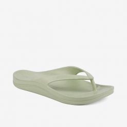 Damskie klapki Coqui Naitiri. Zielone klapki damskie Coqui, bez wzorów, klasyczne, bez obcasa, bez zapięcia. Za 114.99 zł.