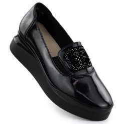 Skórzane półbuty damskie lakierowane czarne Filippo DP7396. Czarne półbuty damskie Filippo, bez wzorów, z lakierowanej skóry, bez obcasa, bez zapięcia. Za 167.99 zł.