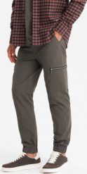Ombre Męskie spodnie joggery z kieszeniami cargo i printem ciemnooliwkowe V5 OM-PAJO-0200 XL. Zielone spodnie sportowe męskie Ombre, m, bez wzorów. Za 209.99 zł.
