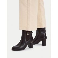 Botki JENNY. Brązowe botki damskie Jenny, bez wzorów, bez obcasa, na słupku, bez zapięcia. Za 179.99 zł.