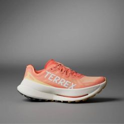 Buty trailowe damskie adidas TERREX Agravic Speed Ultra - amber tint/crystal white/spark. Białe obuwie sportowe damskie Adidas, bez wzorów, bez zapięcia, Adidas Terrex. Za 978.16 zł.
