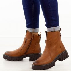 Camelowe botki damskie M.Daszyński 2502-6. Brązowe botki damskie M.Daszyński, na jesień, bez wzorów, z jeansu, eleganckie, z okrągłym noskiem, bez obcasa, na platformie, bez zapięcia. Za 199.00 zł.