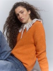 Sweter z dodatkiem wełny - pomarańczowy. Brązowe swetry nierozpinane damskie Reserved, l, bez wzorów, z dzianiny, bez kołnierzyka, bez ramiączek. Za 129.99 zł.