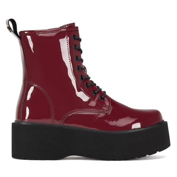 Trzewiki DeeZee. Czerwone botki damskie DeeZee, bez wzorów, bez obcasa, na płaskiej podeszwie, bez zapięcia. Za 139.99 zł.