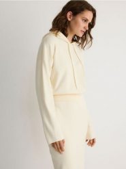 Sweter z kapturem - kremowy. Białe swetry nierozpinane damskie Reserved, l, bez wzorów, z dzianiny, bez kołnierzyka, bez ramiączek. W wyprzedaży za 79.99 zł.