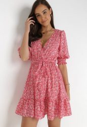 Różowa Sukienka Salesi. Czerwone sukienki damskie Born2be, l, z aplikacjami, z materiału, bez kołnierzyka, bez ramiączek, mini, kopertowe. Za 29.99 zł.