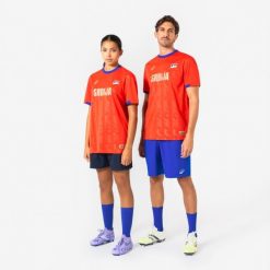 Koszulka piłkarska dla kibiców Serbia 2026. Czerwone bluzki damskie KIPSTA, xl, bez wzorów, z materiału, sportowe, bez kołnierzyka, bez ramiączek. Za 44.99 zł.