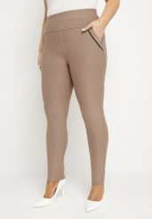 Beżowe Spodnie o Dopasowanym Kroju z Gumką w Talii Stellivae. Brązowe spodnie materiałowe damskie Born2be, bez wzorów, z jeansu, plus size. Za 49.99 zł.