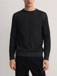 Bawełniany sweter z efektem sprania - szary. Szare swetry męskie Reserved, l, bez wzorów, z bawełny, bez kołnierzyka, bez ramiączek. W wyprzedaży za 49.99 zł.