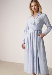 Niebieska Koszulowa Sukienka z Wiskozy z Ozdobnym Marszczeniem w Talii Batena. Niebieskie sukienki damskie Born2be, do pracy, l, bez wzorów, z wiskozy, biznesowe, bez kołnierzyka, bez ramiączek, maxi, koszulowe. Za 149.99 zł.