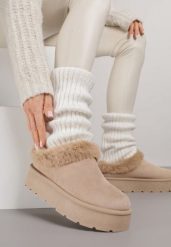 Ciemnobeżowe Śniegowce na Grubej Podeszwie z Niską Cholewką i Futerkiem Sewone. Brązowe śniegowce damskie Born2be, z futra, przed kostkę, bez zapięcia. Za 59.99 zł.