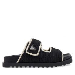 Klapki Guess. Czarne klapki damskie Guess, z aplikacjami, bez obcasa, bez zapięcia. Za 599.99 zł.