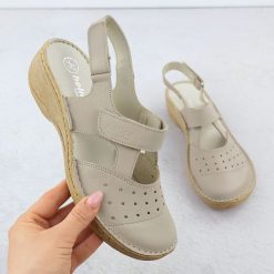 Skórzane komfortowe sandały damskie pełne ekri Helios 150.10. Sandały damskie Helios, bez wzorów, ze skóry, bez obcasa, bez zapięcia. Za 259.99 zł.