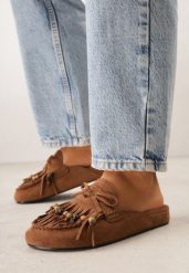 Brązowe Klapki VICES Typu Mule z Koralikami Frędzlami i Kokardą Dioleora. Brązowe klapki damskie Born2be, z aplikacjami, eleganckie, bez obcasa, na płaskiej podeszwie, bez zapięcia. Za 119.99 zł.