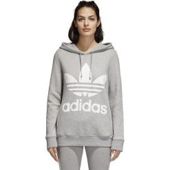 BLUZA ADIDAS TREFOIL HOODIE (42). Bluzy damskie Adidas, bez wzorów, z tkaniny, klasyczne, bez ramiączek, bez kaptura. W wyprzedaży za 199.99 zł.