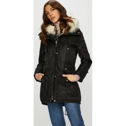Guess Jeans - Parka Maia. Czarne parki damskie Guess Jeans, l, z aplikacjami, z futra, z kapturem. W wyprzedaży za 799.90 zł.