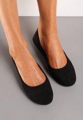 Czarne Balerinki Gibbs. Czarne balerinki damskie Renee, bez wzorów, eleganckie, z okrągłym noskiem, bez obcasa, na płaskiej podeszwie, bez zapięcia. Za 39.99 zł.
