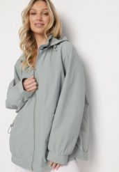 Jasnozielona Kurtka Parka o Pudełkowym Kroju ze Ściągaczem w Talii i Kapturem Sesoliena. Zielone kurtki damskie Born2be, xl, bez wzorów, z jeansu. Za 179.99 zł.