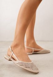 Ciemnobeżowe Sandały Slingback z Kwadratowym Noskiem i Ażurową Cholewką Jurria. Brązowe balerinki damskie Renee, w ażurowe wzory, z jeansu, bez obcasa, bez zapięcia. Za 79.99 zł.