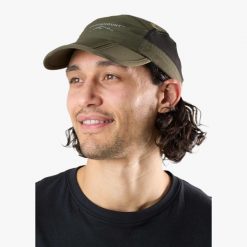 Czapka z daszkiem Wędrówki unisex Swedemount Lofoten Packable Cap szybkoschnąca. Zielone czapki damskie SWEDEMOUNT, bez wzorów, sportowe. Za 79.99 zł.