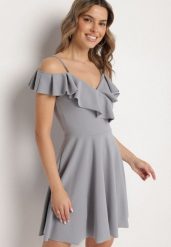 Szara Sukienka Rozkloszowana na Ramiączkach z Falbankami Polauri. Szare sukienki damskie Born2be, na co dzień, l, bez wzorów, eleganckie, bez kołnierzyka, bez ramiączek, mini, rozkloszowane. Za 74.99 zł.