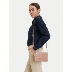 Torebka LOVE MOSCHINO. Czerwone listonoszki damskie Love Moschino, bez wzorów, bez dodatków. Za 526.99 zł.