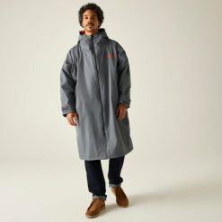 Wodoodporny szlafrok do przewijania dla dorosłych unisex. Niebieskie szlafroki damskie Regatta, bez wzorów, bez ramiączek, bez kaptura. W wyprzedaży za 329.99 zł.