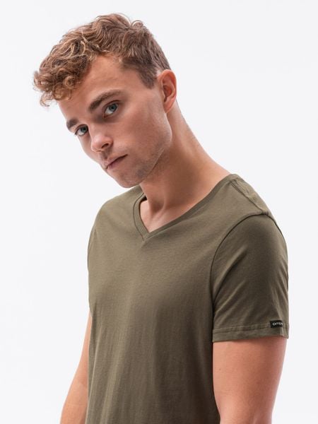 Klasyczna męska koszulka z dekoltem w serek BASIC - ciemnooliwkowy V6 - Rozmiar: S. Zielone t-shirty męskie Ombre Clothing, m, bez wzorów, z jeansu, bez kołnierzyka, bez ramiączek. W wyprzedaży za 19.99 zł.