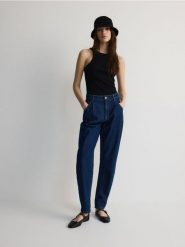 Jeansy carrot z zakładkami - granatowy. Niebieskie jeansy damskie Reserved, bez wzorów, z denimu. W wyprzedaży za 79.99 zł.