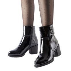 Czarne lakierowane botki na słupku Ludovica. Czarne botki damskie na zimę, bez wzorów, z lakierowanej skóry, eleganckie, z okrągłym noskiem, bez obcasa, na słupku, bez zapięcia. Za 204.57 zł.