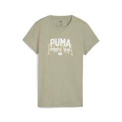 Damska koszulka z grafiką w uniwersyteckim stylu PUMA Lux Army Green. Zielone bluzki damskie Puma, bez wzorów, sportowe, bez kołnierzyka, bez ramiączek. Za 109.00 zł.