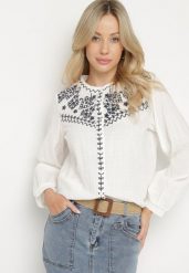 Biała Koszula z Bawełny w Stylu Boho Zdobiona Haftem Gonilwen. Białe koszule damskie Born2be, l, z aplikacjami, z bawełny, boho, bez kołnierzyka, bez ramiączek. Za 109.99 zł.