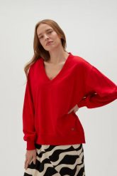 Gładka bluza z dekoltem w serek czerwona. Czerwone bluzy damskie MOODO, l, bez wzorów, z bawełny, bez ramiączek, bez kaptura. W wyprzedaży za 69.99 zł.