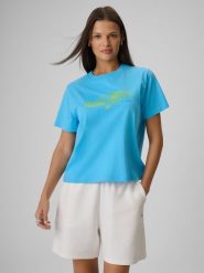 4F T-shirt boxy z nadrukiem damski - niebieski M. Niebieskie t-shirty damskie 4F, m, bez wzorów, z bawełny, bez kołnierzyka, bez ramiączek. Za 69.99 zł.