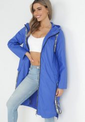 Niebieski Płaszcz za Kolano z Kapturem Katine. Niebieskie płaszcze damskie Born2be, l, z aplikacjami, eleganckie, bez kołnierzyka, z kapturem. Za 259.99 zł.
