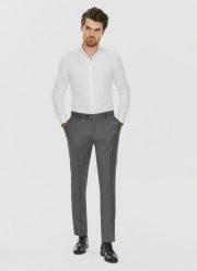 PAKO LORENTE – Ciemnaszare spodnie garniturowe w drobną kratę. Szare eleganckie spodnie męskie Pako Lorente, m, bez wzorów, z lycry, eleganckie. Za 489.99 zł.