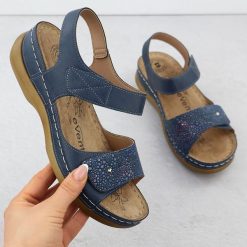 Sandały damskie na rzepy granatowe eVento 8988. Sandały damskie eVento, bez wzorów, ze skóry ekologicznej, bez obcasa, bez zapięcia. Za 129.99 zł.