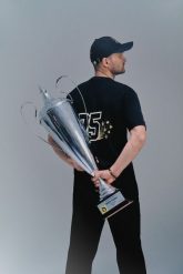 4F T-shirt regular z nadrukiem uniseks 4F x Bartosz Zmarzlik - czarny L. Czarne koszulki sportowe męskie 4F, l, bez wzorów, z bawełny, bez ramiączek. Za 89.99 zł.