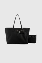 GUESS Czarna shopperka damska Power Play. Czarne shopperki damskie Guess, z aplikacjami, ze skóry ekologicznej, duże, bez dodatków. W wyprzedaży za 559.99 zł.