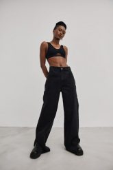 Klasyczne spodnie jeansowe z rozcięciem w kolorze INTENSE BLACK - HORIZON-XL. Czarne spodnie materiałowe damskie Marsala, bez wzorów, z denimu, eleganckie, długie. W wyprzedaży za 119.96 zł.