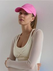 Czapka z daszkiem - intensywny róż. Czerwone czapki damskie Reserved, bez wzorów. Za 59.99 zł.