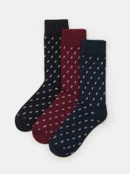 Prążkowane skarpetki 3 pack - czarny. Czarne skarpety męskie Sinsay, bez wzorów, prążkowane. Za 15.99 zł.