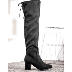 Clowse Eleganckie Zamszowe Kozaki czarne. Czarne kozaki damskie Clowse, bez wzorów, ze skóry ekologicznej, bez obcasa, bez zapięcia. Za 129.00 zł.